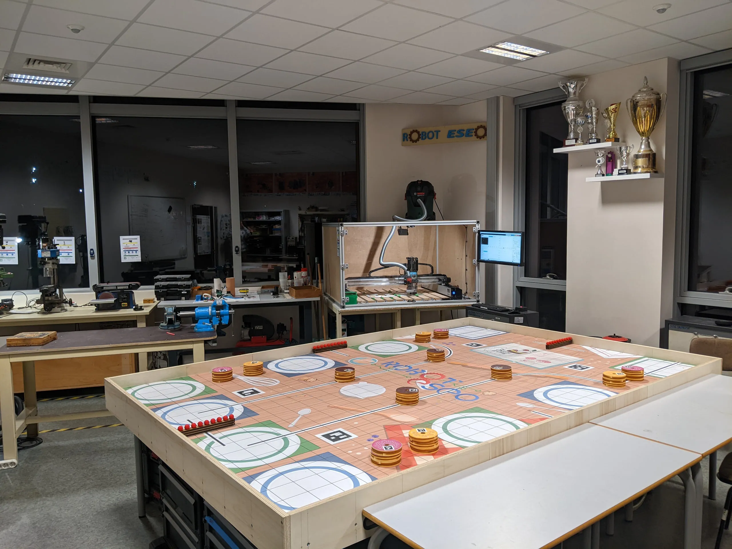 RobotESEO pendant la saison 2022-2023 (le club au bord du terrain)