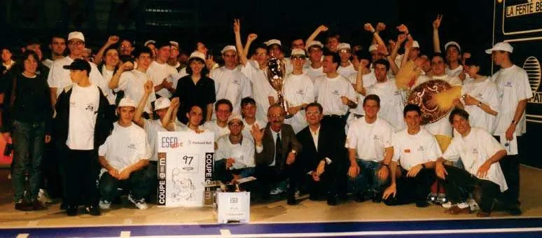L'équipe RobotESEO de la saison 1996-1997, thème « Le Basket-Ball »