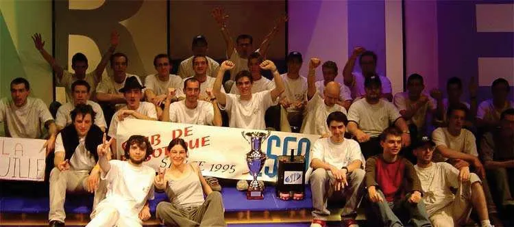 L'équipe RobotESEO de la saison 2004-2005, thème « Bowling »