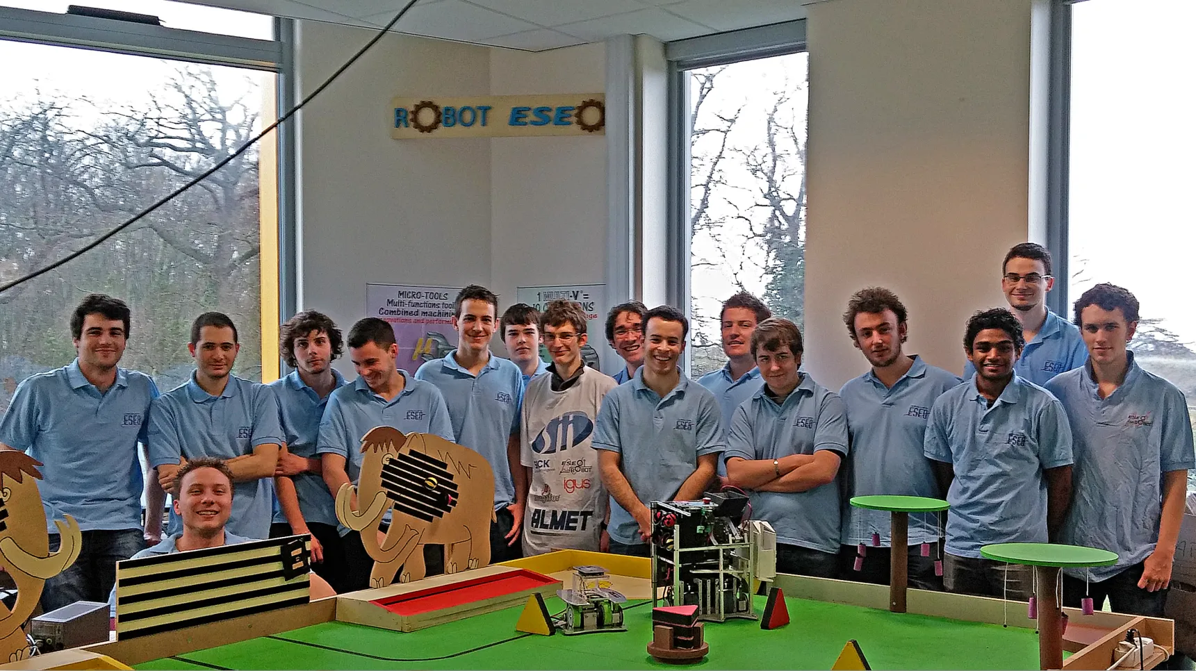 L'équipe RobotESEO de la saison 2013-2014, thème « Préhistobot »
