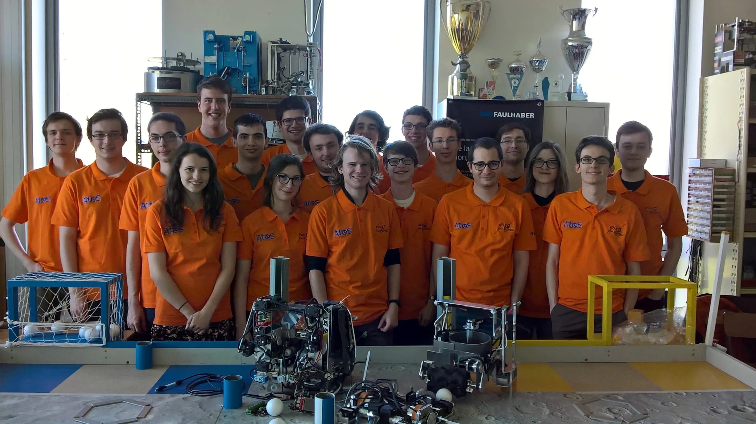 L'équipe RobotESEO de la saison 2016-2017, thème « Moon Village »