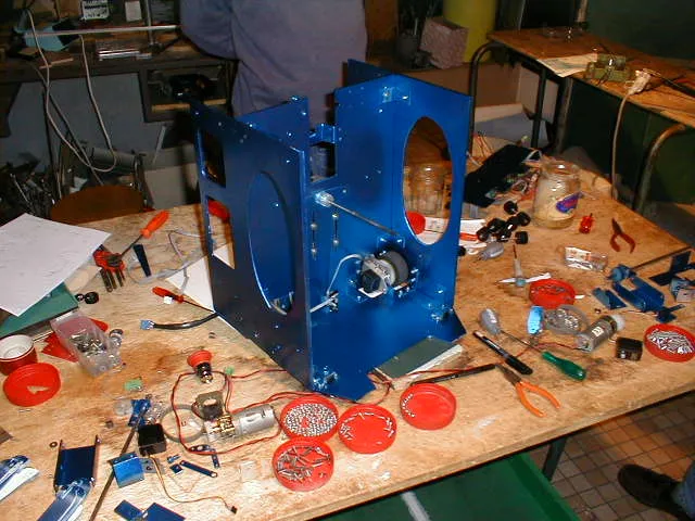 RobotESEO pendant la saison 2001-2002 (montage du robot)
